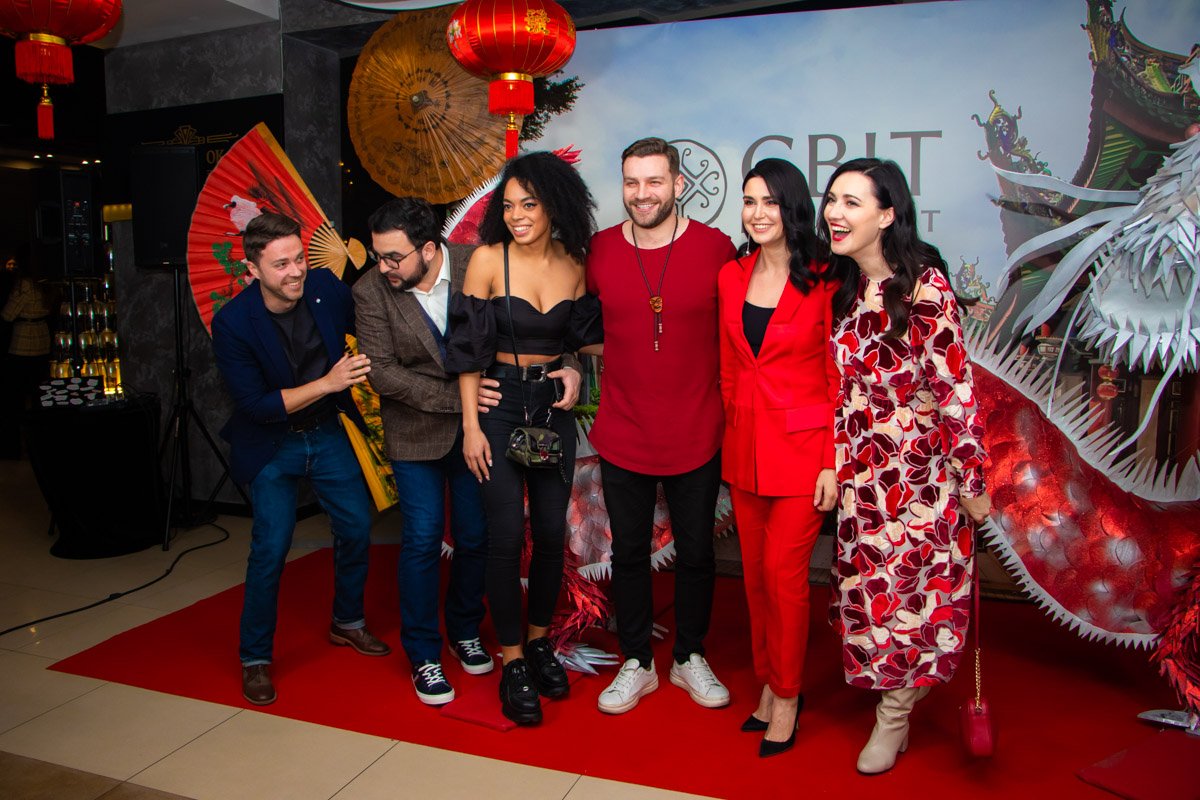 Телеведущие "1+1" и участники шоу Танцы со звездами 2019 с удовольствием фотографировались с другими гостями и поклонниками Телеведущие "1+1" и участники шоу Танцы со звездами 2019 с удовольствием фотографировались с другими гостями и поклонниками