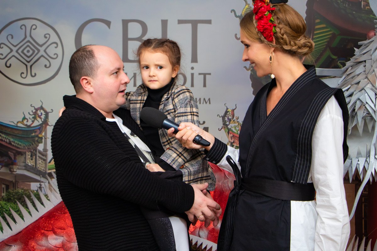 Комик Юрий Ткач с дочерью также пришел на презентацию Комик Юрий Ткач с дочерью также пришел на презентацию