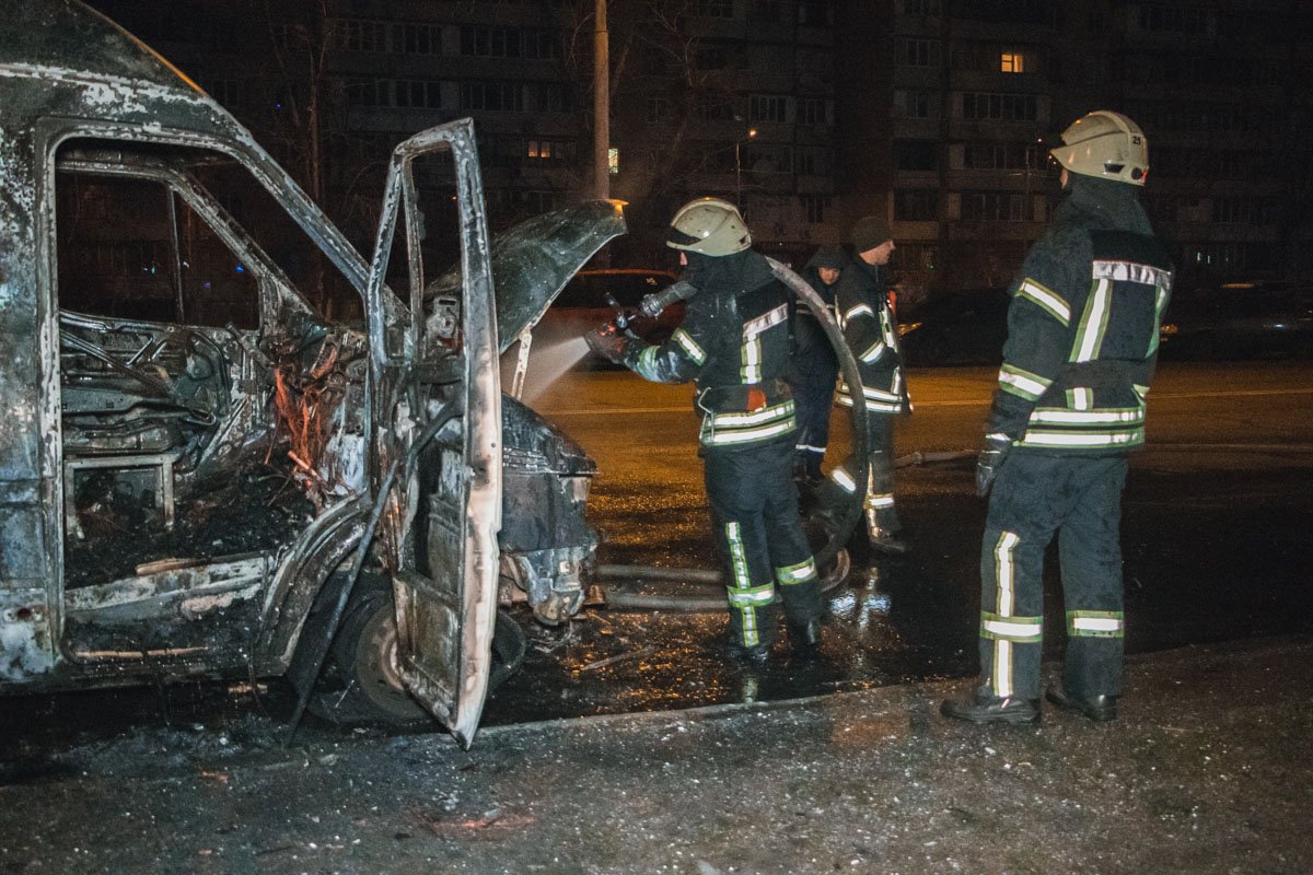 На проезжей части горел пассажирский микроавтобус Mercedes Sprinter