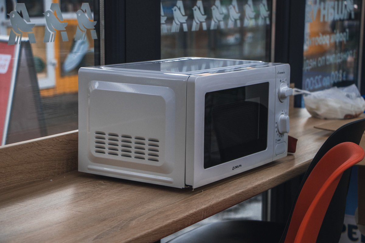 Прямо в магазине стоит микроволновая печь, наверное, чтобы покупатели могли разогреть свою еду Прямо в магазине стоит микроволновая печь, наверное, чтобы покупатели могли разогреть свою еду