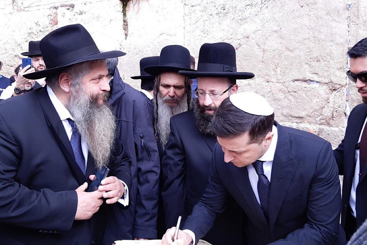 Зеленский отдал свое место на форуме по Холокосту пережившим эту трагедию Зеленский отдал свое место на форуме по Холокосту пережившим эту трагедию