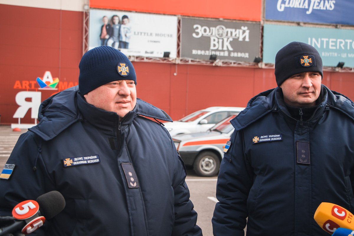 Однако прибывшие на место инспекторы ГСЧС не смогли приступить к работе, так как в проверке отказало руководство ТРЦ Однако прибывшие на место инспекторы ГСЧС не смогли приступить к работе, так как в проверке отказало руководство ТРЦ