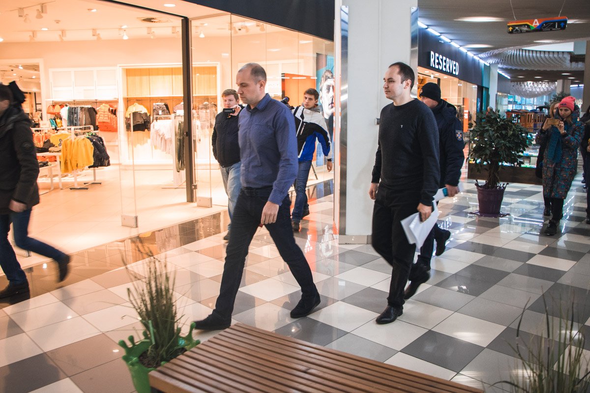 Тем не менее, журналисты и инспекторы вместе с генеральным директором ArtMall провели небольшую экскурсию Тем не менее, журналисты и инспекторы вместе с генеральным директором ArtMall провели небольшую экскурсию