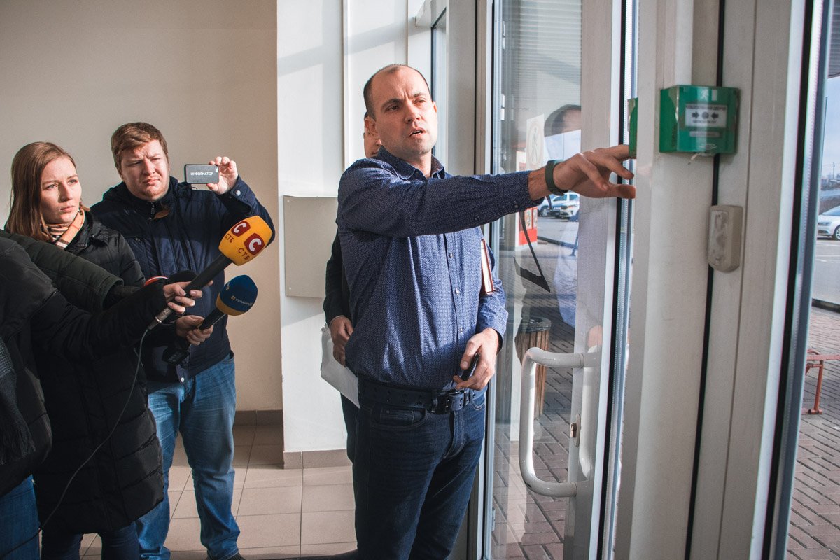 В целом к показанным аварийным выходам и пожарным системам у инспекторов вопросов не возникло, хотя инспекторам показали не все В целом к показанным аварийным выходам и пожарным системам у инспекторов вопросов не возникло, хотя инспекторам показали не все