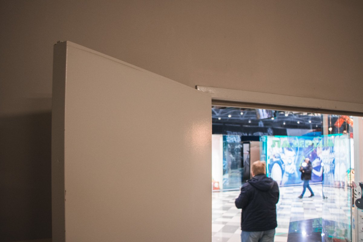 Да и к показанному у инспектора возникли вопросы - на этом фото, например, противопожарные двери оказались без доводчиков Да и к показанному у инспектора возникли вопросы - на этом фото, например, противопожарные двери оказались без доводчиков