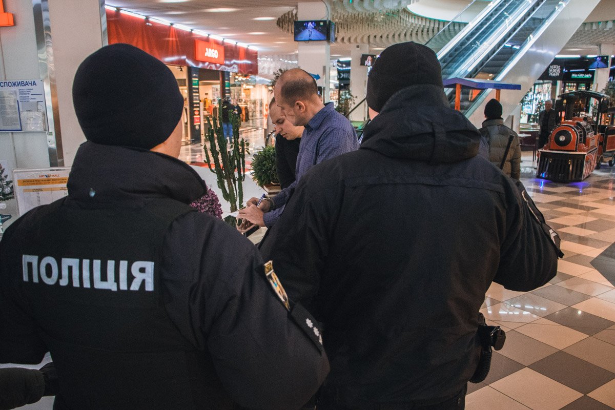 В присутствии полиции спасатели составили акт о невозможности проверки В присутствии полиции спасатели составили акт о невозможности проверки