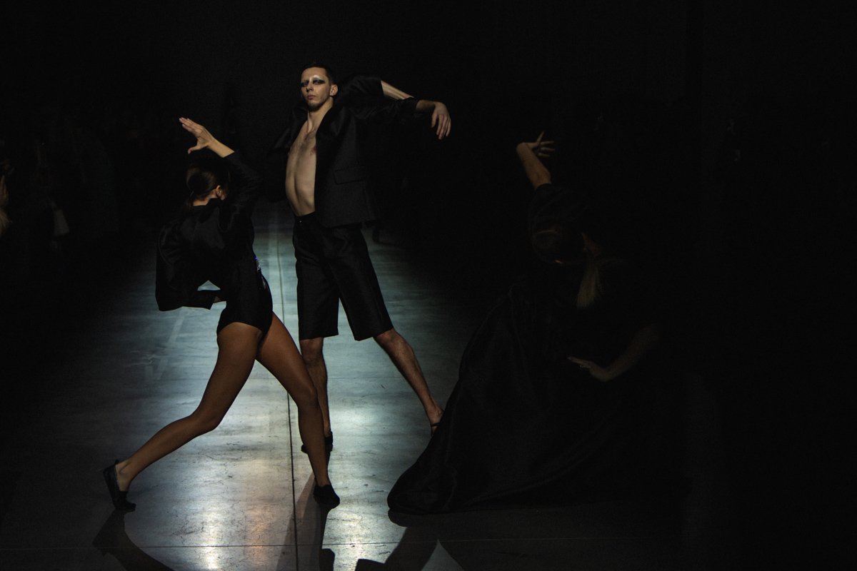 Модели не просто дефилировали по залу, а словно рассекали своими взмахами рук и ног пространство и время