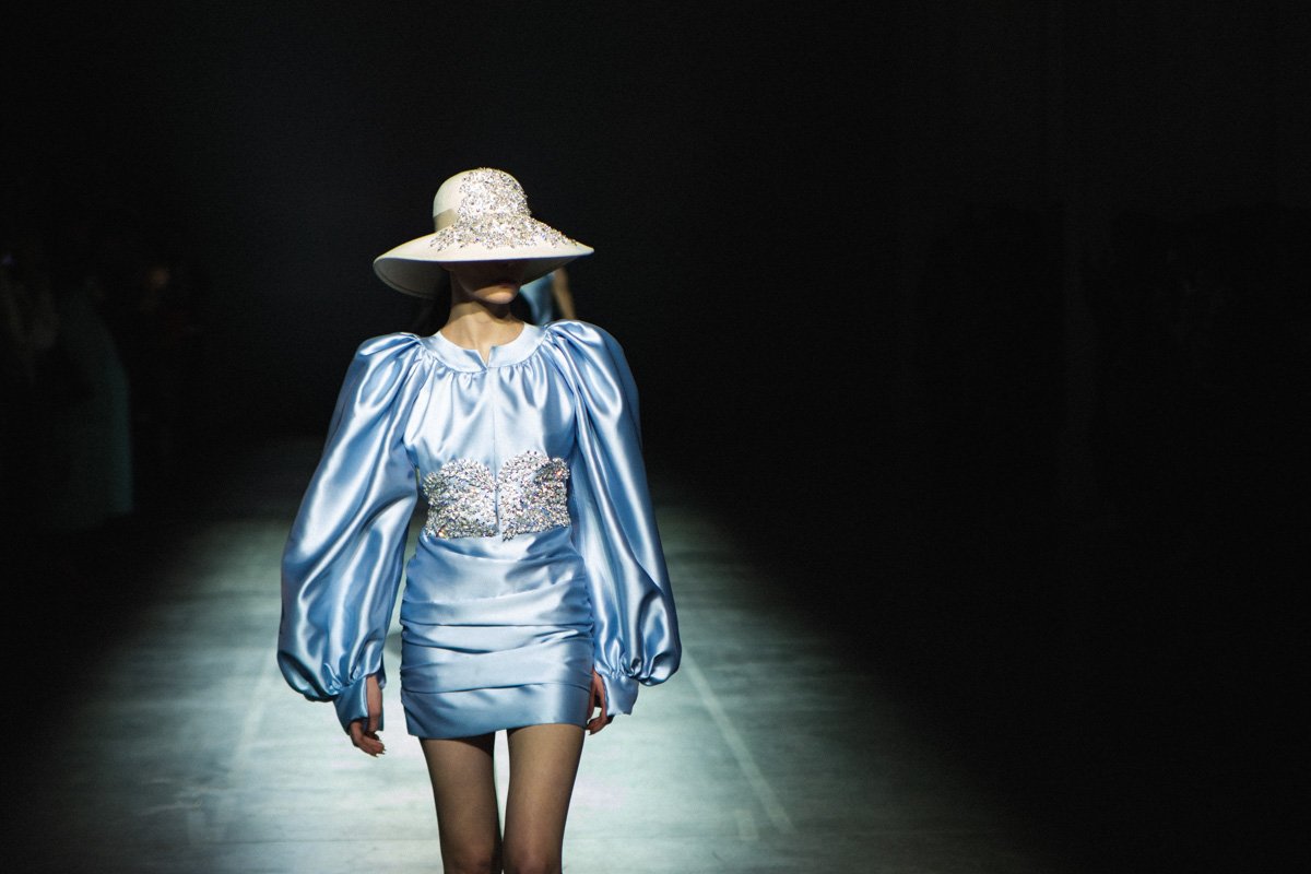 В коллекции FW21 Gasanova меняет привычную откровенную сексуальность на противоположную эстетику - скрытую феминность