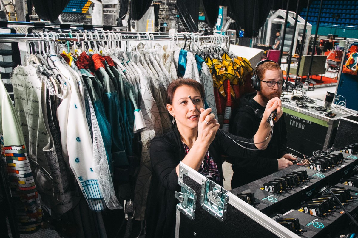 Также у каждого артиста на костюме есть специальные датчики, которые автоматизируют настройку света на них 