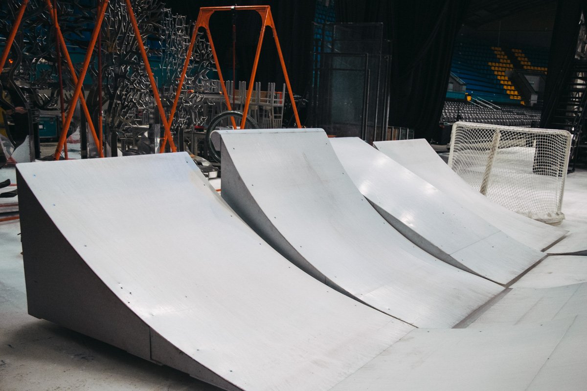 В постановке зритель увидит комбинацию акробатики, фигурного катания и экстремальных видов спорта