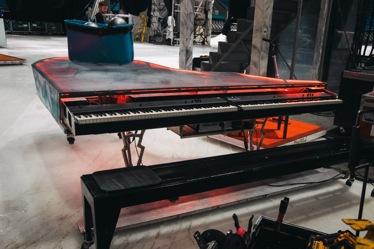 Сборка оборудования и установка сцены заняла у команды "Цирка" один день