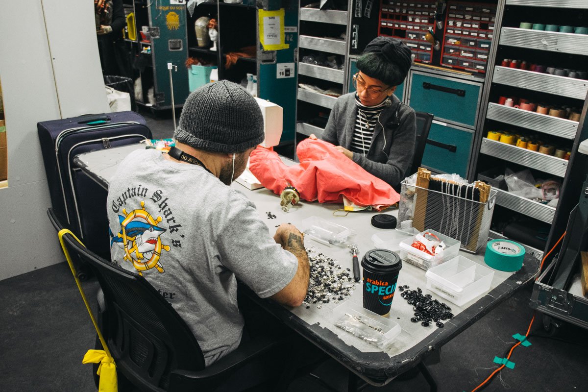 А вот команда, которая шьет костюмы для артистов 