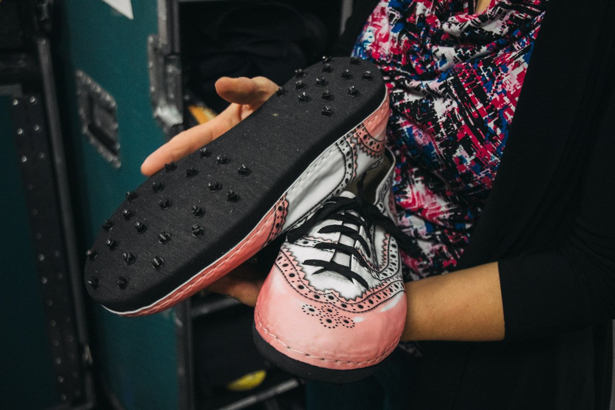 Специальная обувь, которая позволяет акробатам не скользить на льду и не повреждает поверхность