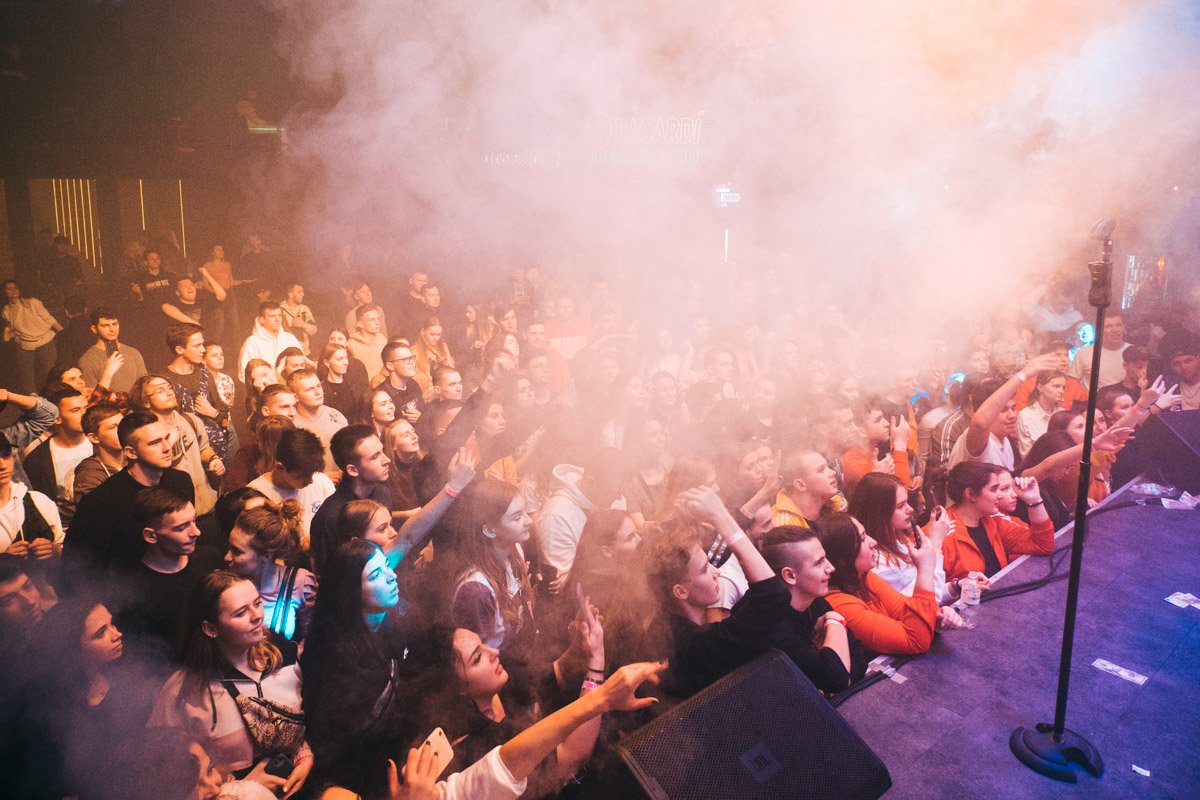 Некоторые фанаты занимали места под сценой задолго до начала концерта