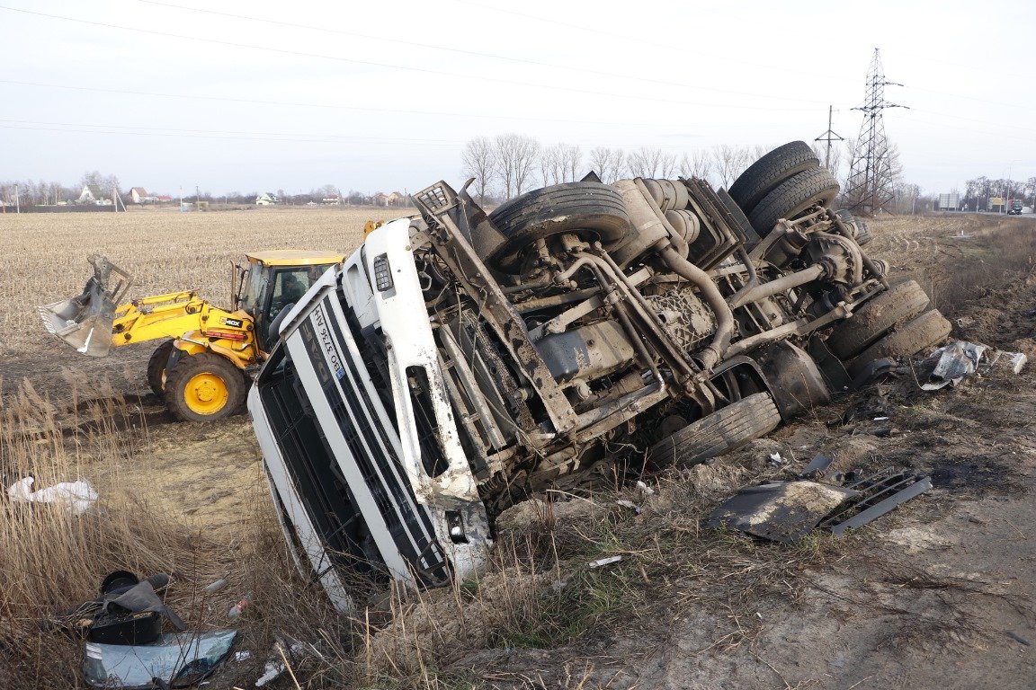 17 февраля на Бориспольской Окружной фура DAF съехала с дороги на обочину и перевернулась 17 февраля на Бориспольской Окружной фура DAF съехала с дороги на обочину и перевернулась