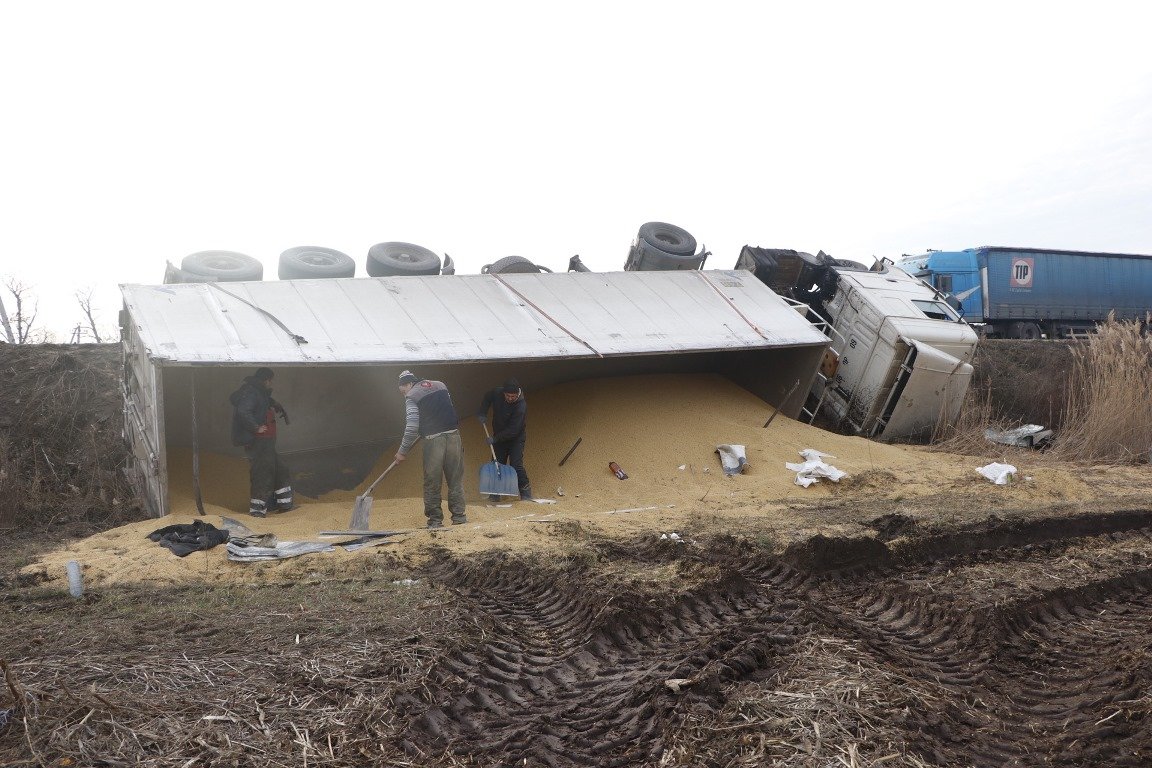 Прицеп грузового автомобиля был доверху загружен зернами кукурузы Прицеп грузового автомобиля был доверху загружен зернами кукурузы