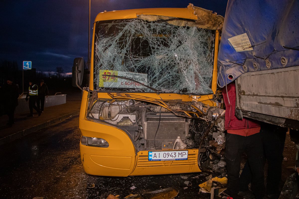 Водитель маршрутки не успел среагировать и вовремя не остановился на красный
