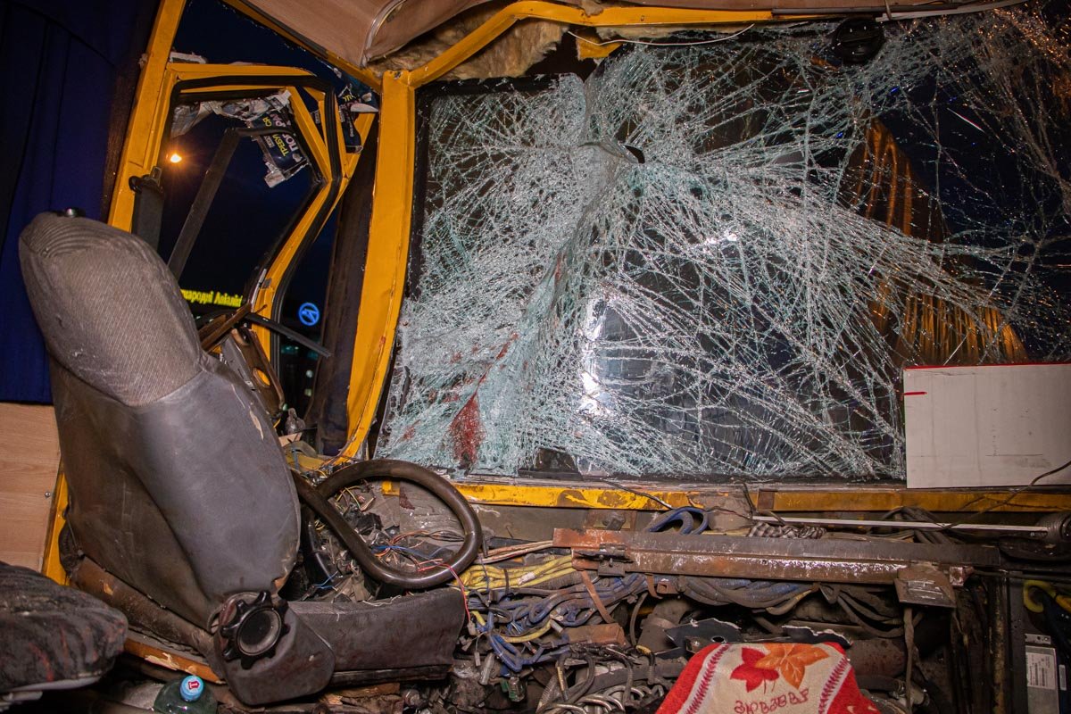 Основной удар пришелся на сторону водителя, у которого в результате самые сильные травмы