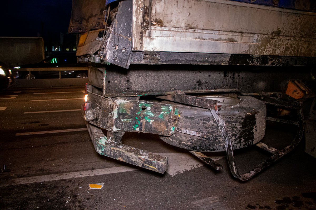 Водитель грузовика остановился на красный свет