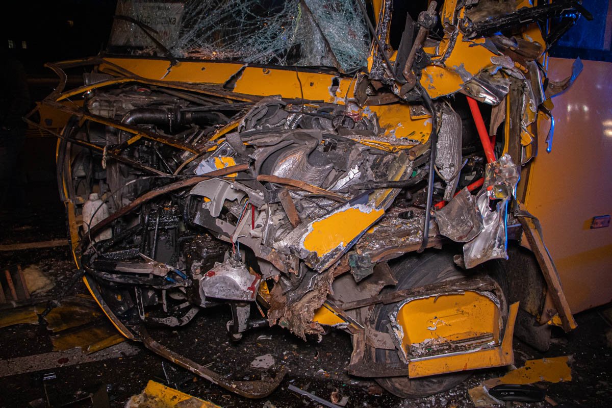 В результате аварии маршрутка получила серьезные повреждения