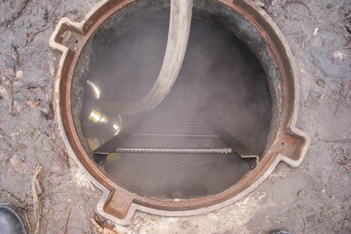 В коллекторе теплотрассы горел мусор В коллекторе теплотрассы горел мусор