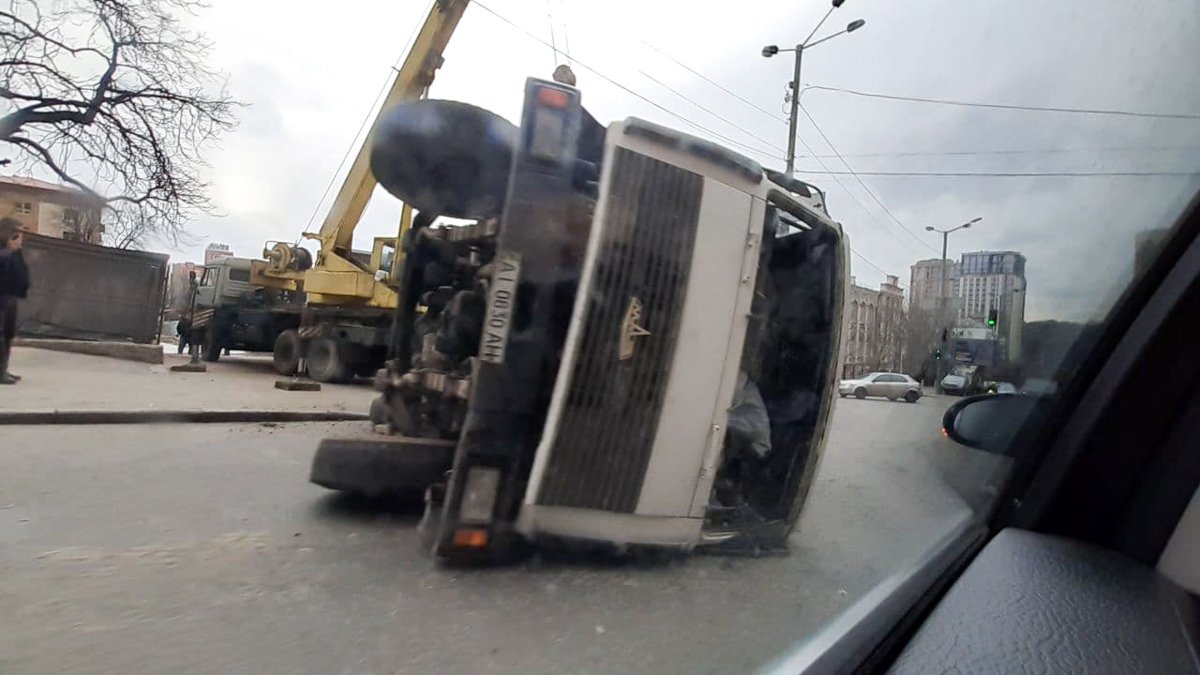 Габаритный металлический груз выпал из кузова, перекрыв проезд по улице