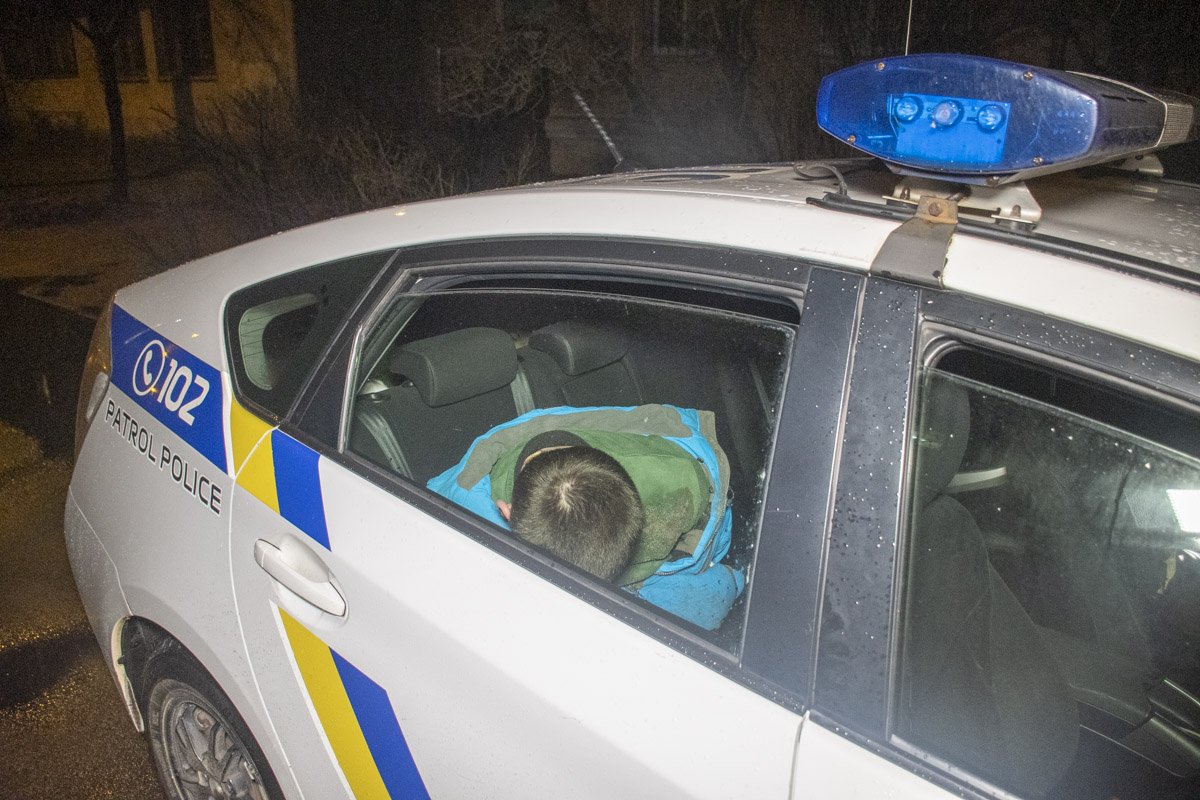 2 марта на Красноткацкой патрульные задержали двоих мужчин 2 марта на Красноткацкой патрульные задержали двоих мужчин