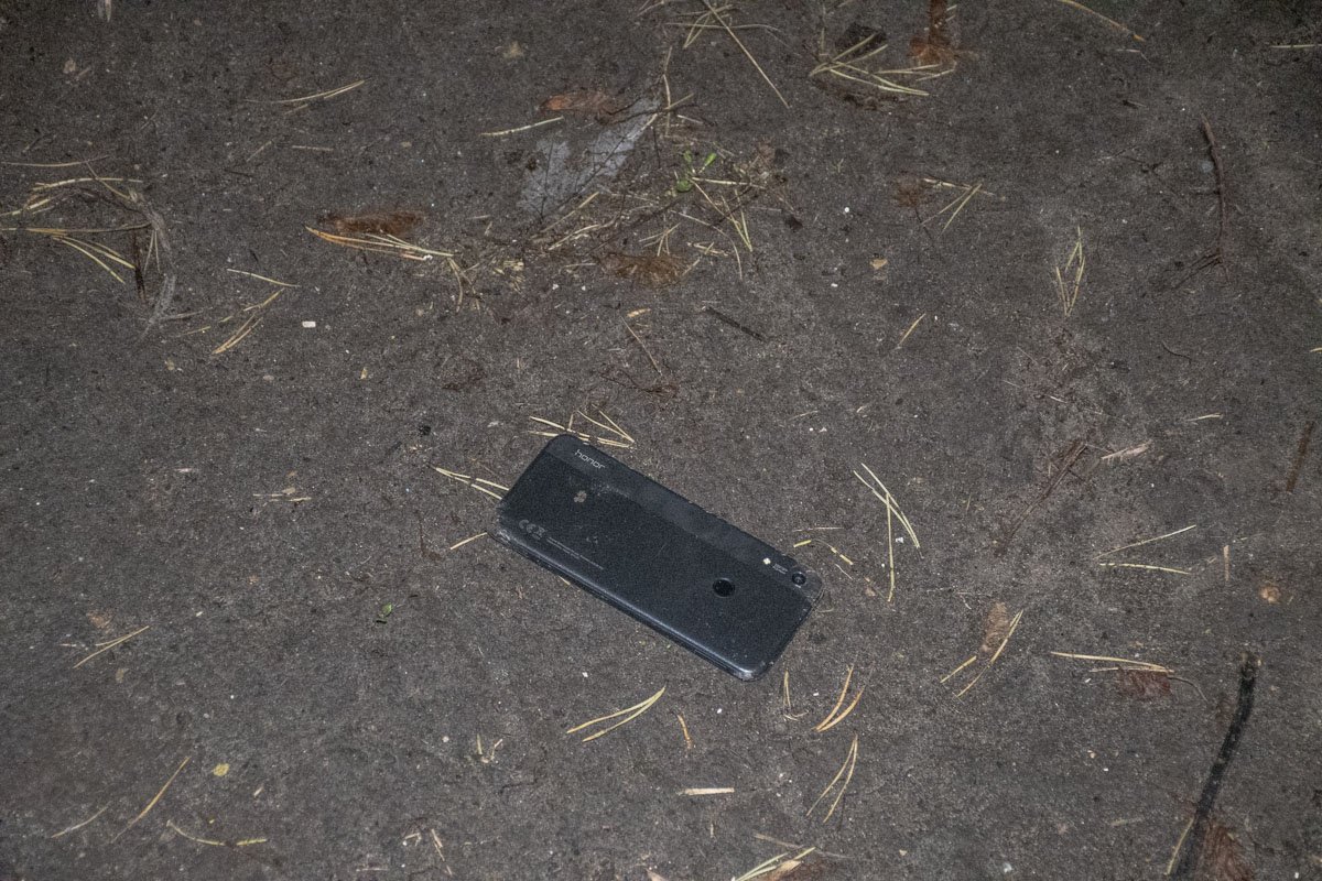 Во время задержания один из подозреваемых выбросил телефон, который принадлежит пострадавшему Во время задержания один из подозреваемых выбросил телефон, который принадлежит пострадавшему