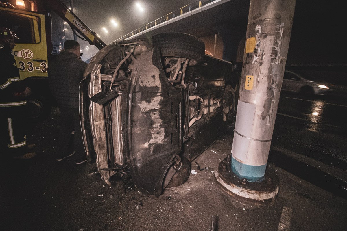 Audi врезался в столб и в итоге опрокинулся на бок Audi врезался в столб и в итоге опрокинулся на бок