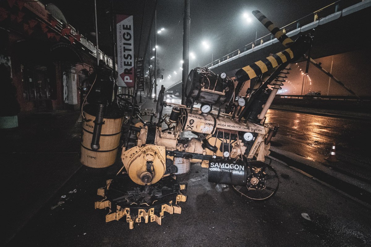 Автомобиль зацепил рекламную конструкцию Samogon Bar в виде трактора Автомобиль зацепил рекламную конструкцию Samogon Bar в виде трактора