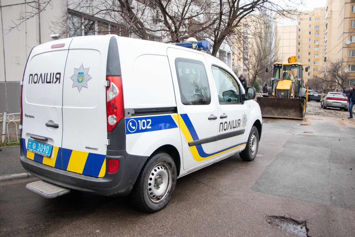 В Соломенский районе в Турецком городке прорвало трубу около жилого дома