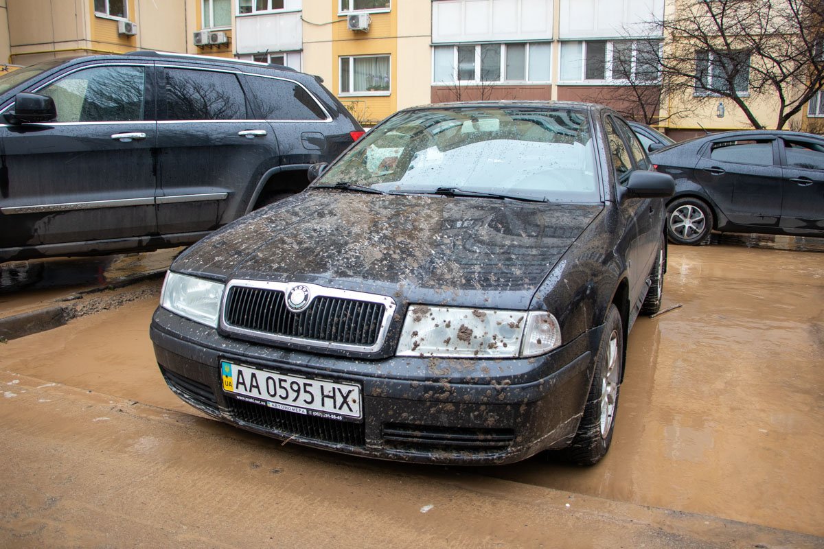 Прорыв случился около 00:00-01:00, оставив жильцов дома полностью без воды, а потоп последовал уже в 06:00