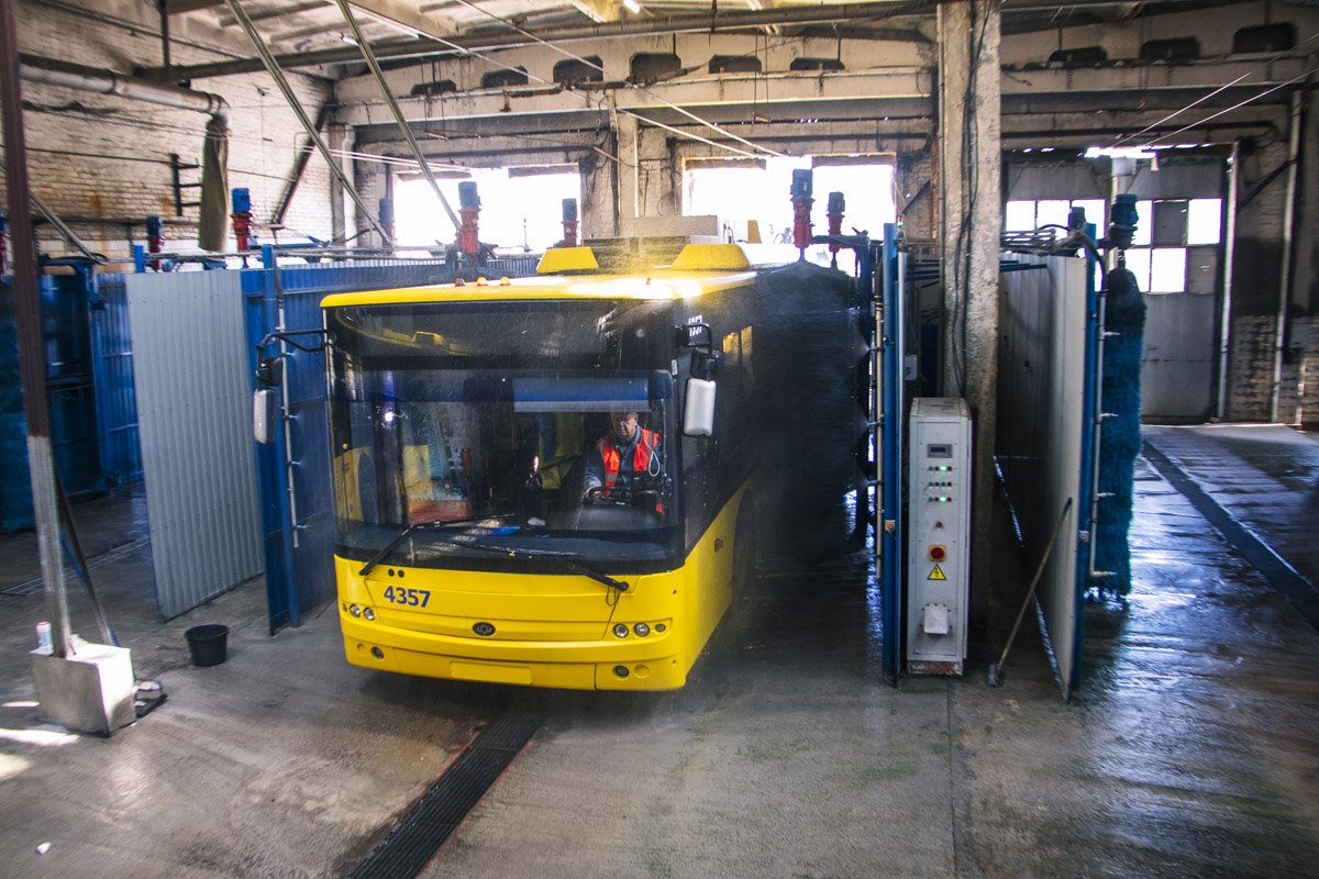 В Киеве общественный транспорт стали чаще дезинфицировать из-за коронавируса