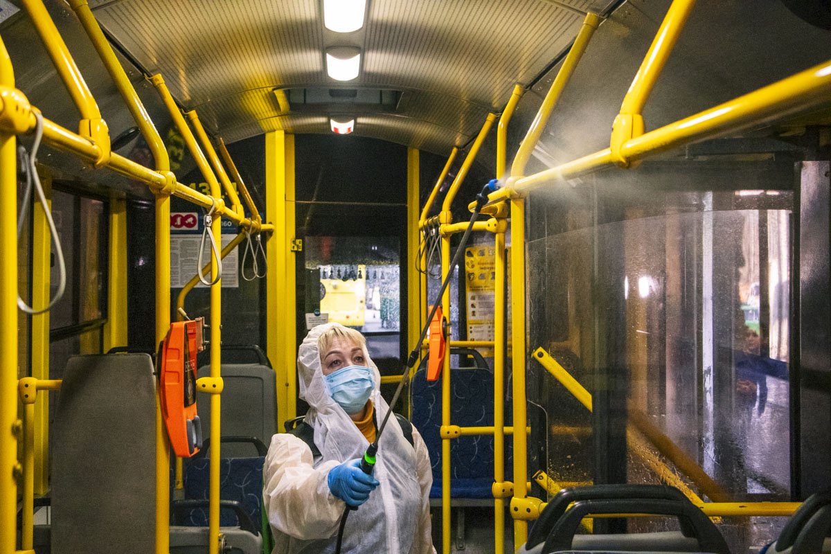 В Куреневском троллейбусном депо за дезинфекцию отвечают три бригады по три человека