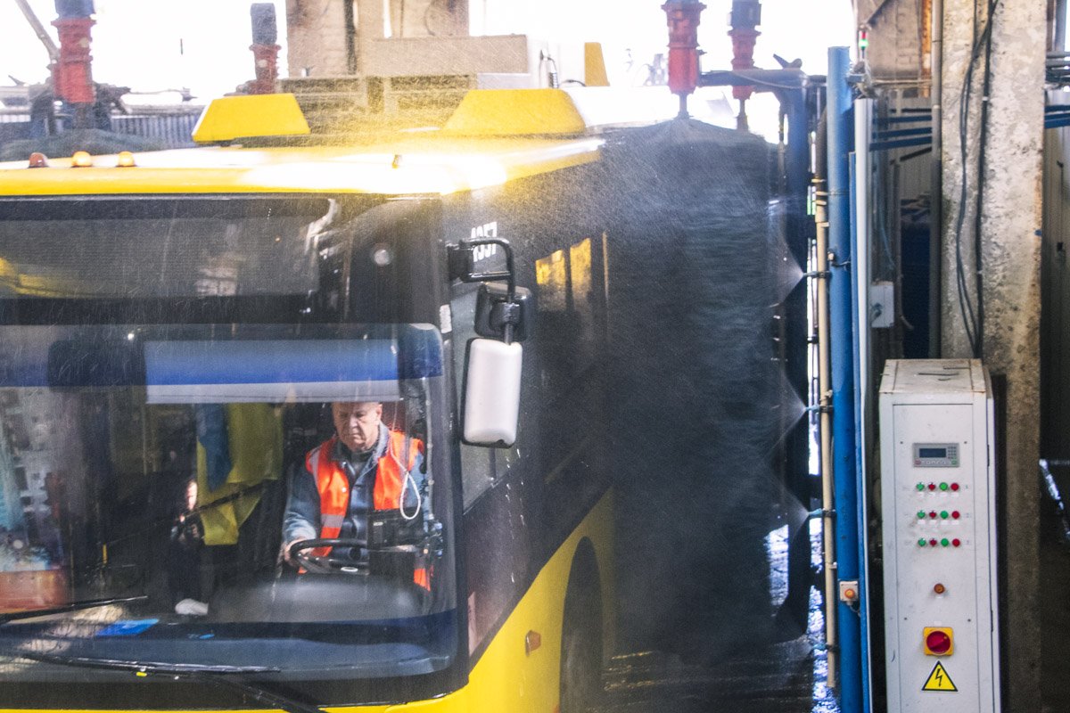 Всего за сутки "генеральную уборку" проходят больше сотни троллейбусов только в этом депо