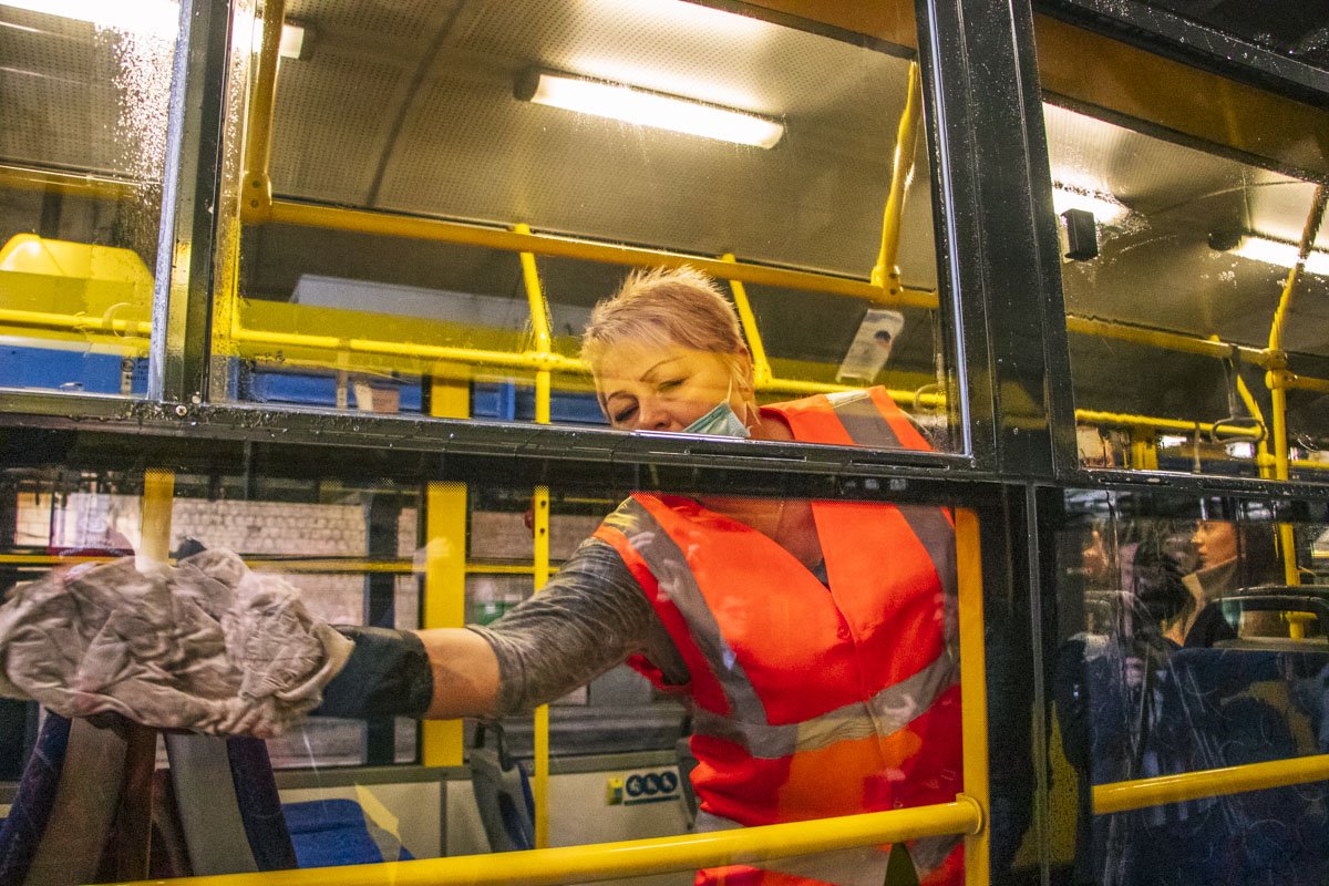 Уборка делится на три этапа - внешняя, внутренняя и обработка дезинфицирующим средством