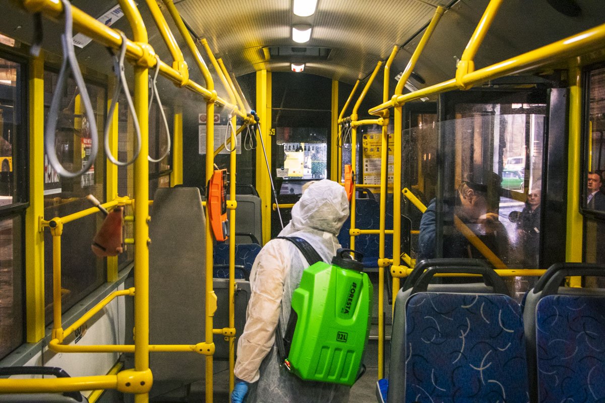 Всего в столице такой обработке подвергают около 400 троллейбусов, 300 трамваев и 700 автобусов