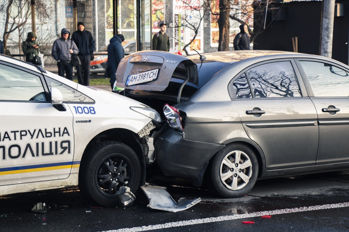 Пассажиры Accent получили легкие травмы. После аварии они бросались на копов Пассажиры Accent получили легкие травмы. После аварии они бросались на копов