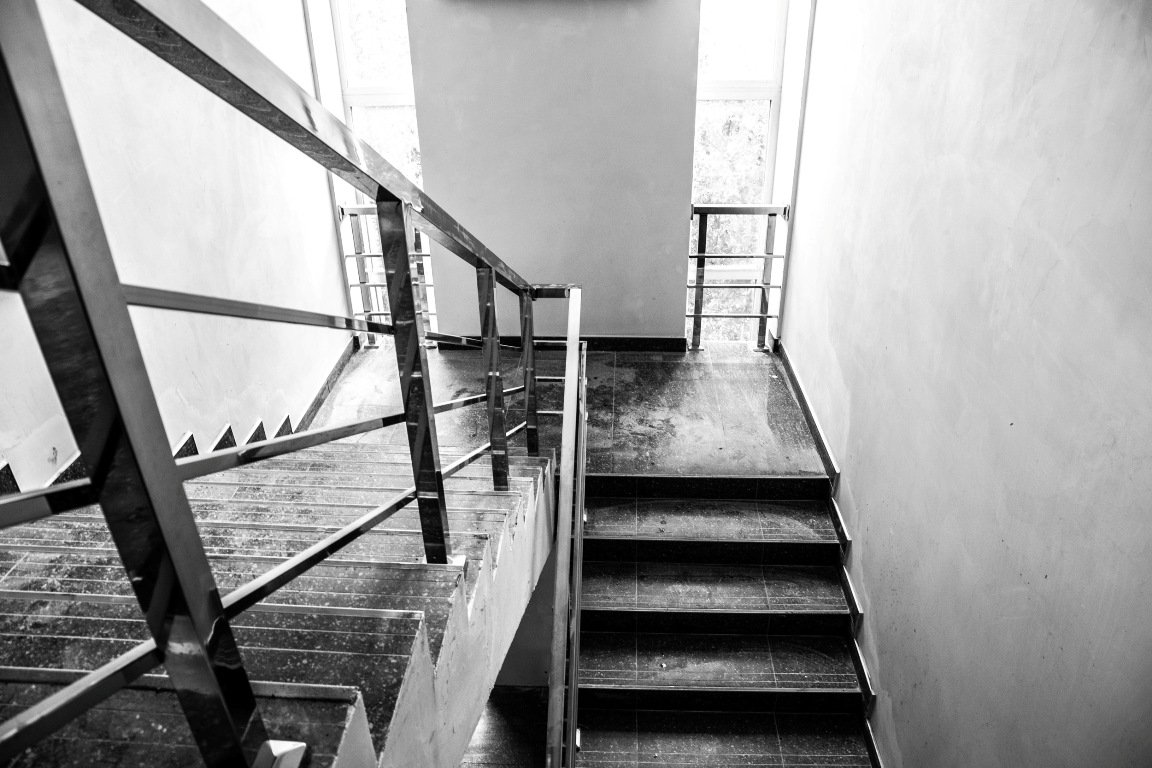 Здание библиотеки построили в 1981 году, с тех пор там не было капитального ремонта Здание библиотеки построили в 1981 году, с тех пор там не было капитального ремонта