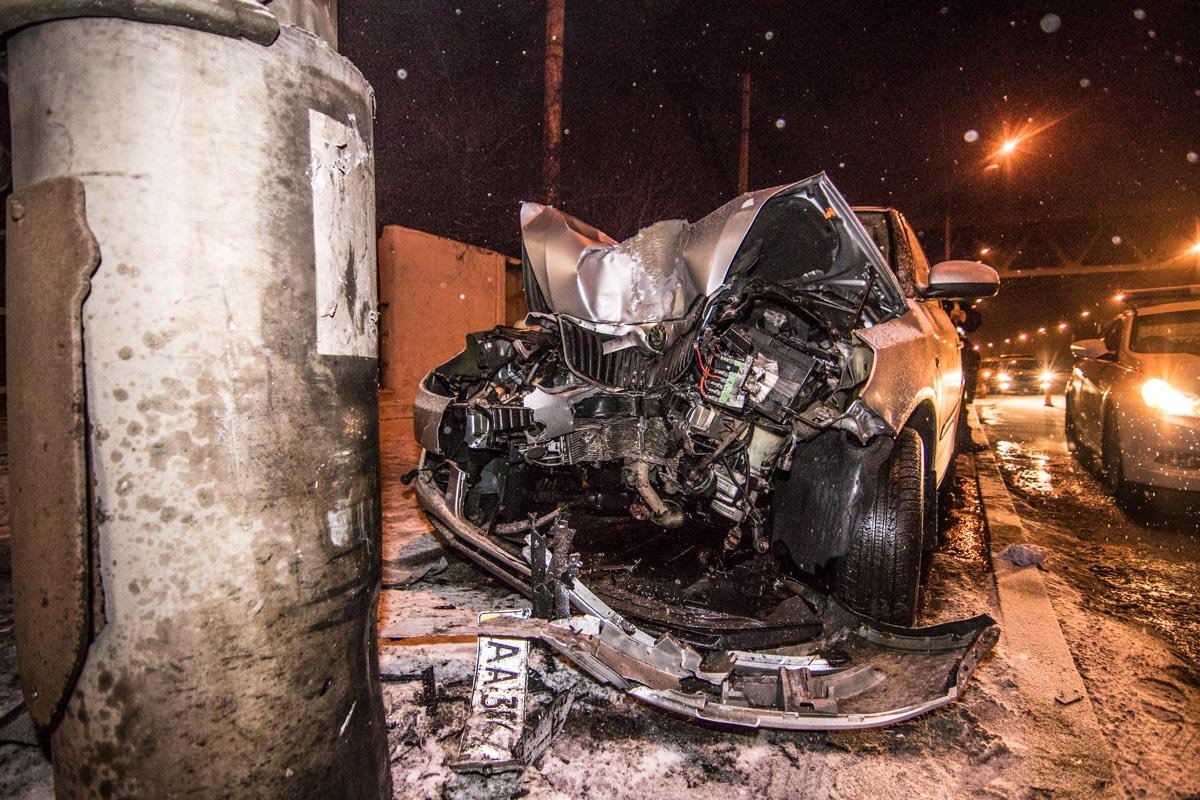 У Skoda полностью разбит капот У Skoda полностью разбит капот