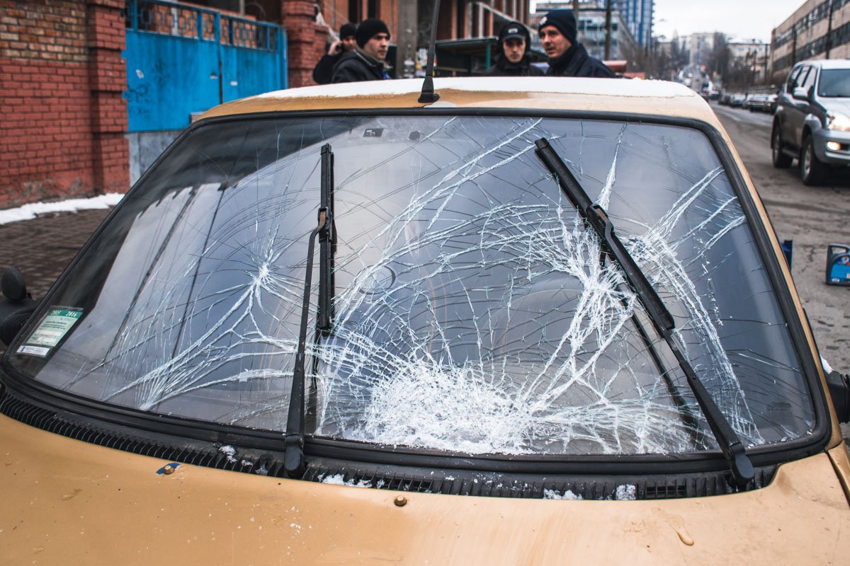 На Ивана Кудри из-за тянучки на дороге Peugeot сбил мужчину 2