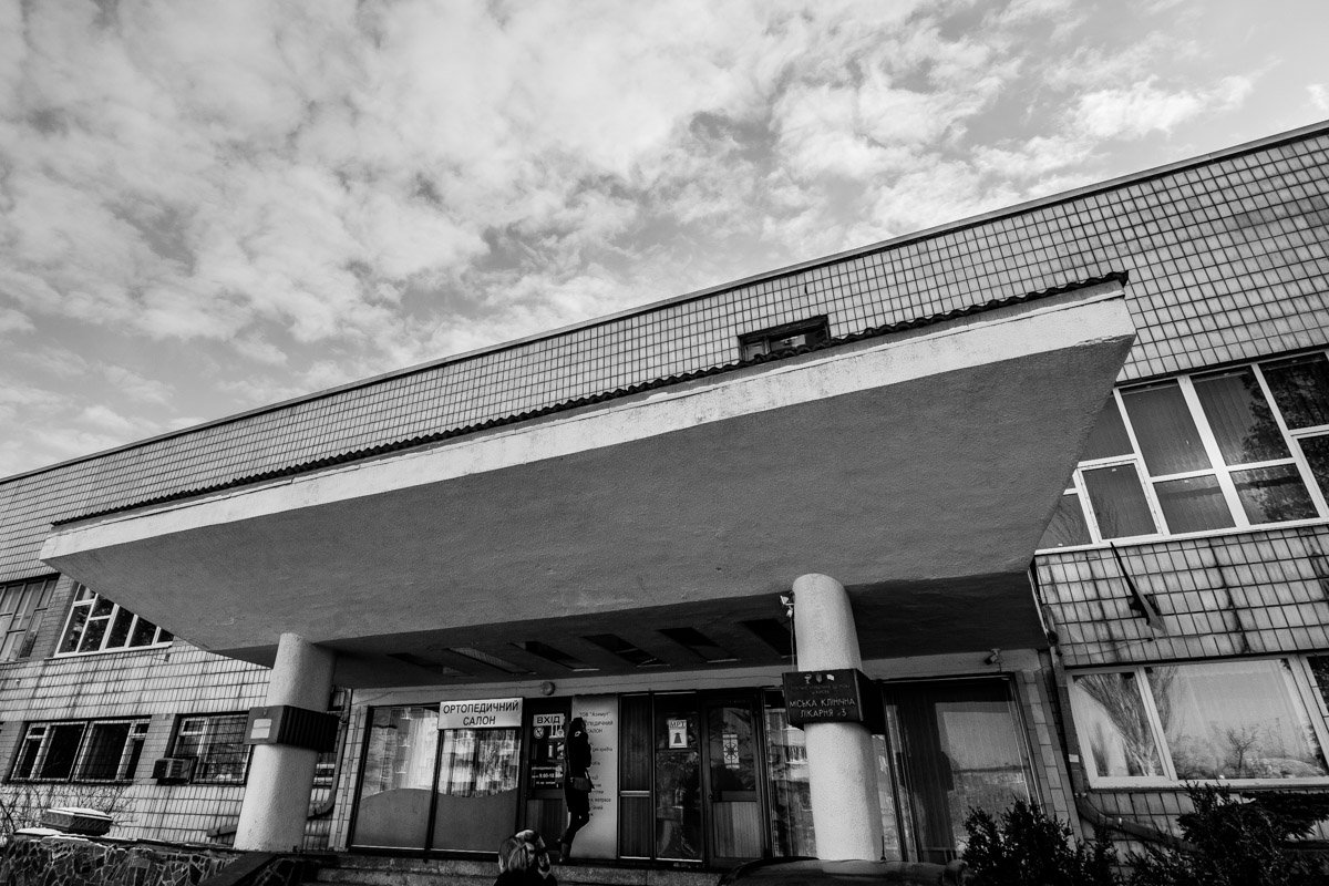 На территории больницы размещено много корпусов