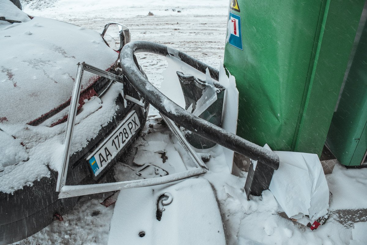 Renault на скорости влетел в заправочную колонку