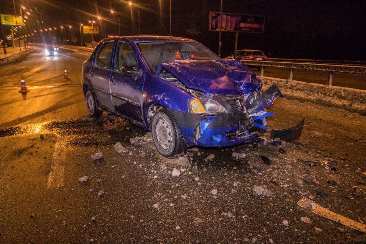 После столкновения у Opel Astra полностью разбита передняя часть корпуса