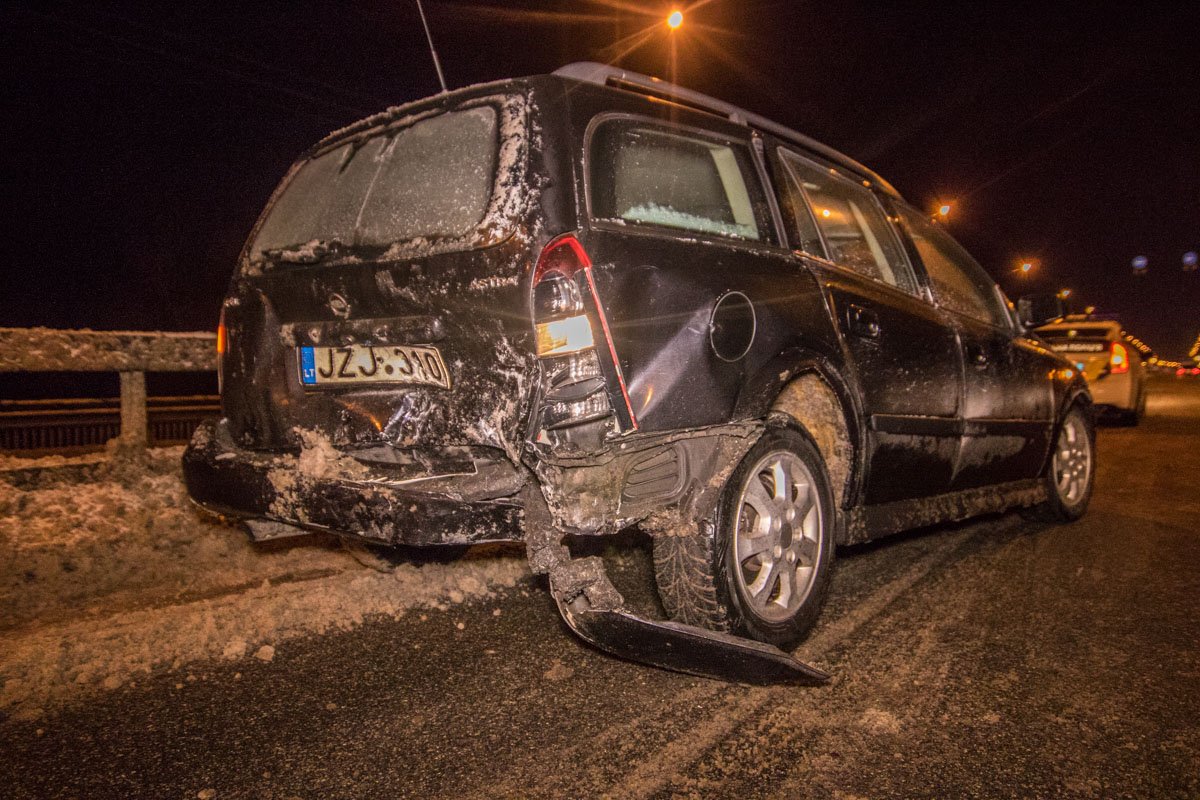 Opel Astra на литовских номерах был припаркован в крайней левой полосе согласно правилам на съезде с Северного моста