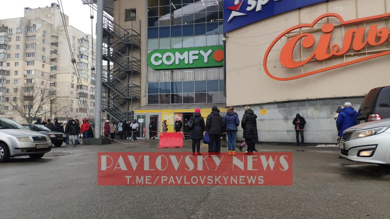 В Киеве из ряда крупных ТРЦ и отеля эвакуируют людей: что случилось 2