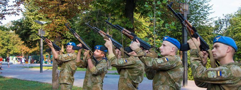 В Днепре на Аллее Памяти почтили погибших героев