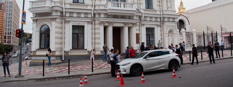 Стрельба на Сечевых Стрельцов возле церкви: наркоман "танцевал" на Infiniti, в которой были женщина и маленький ребенок