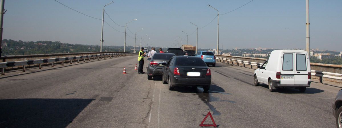 ДТП на Южном мосту: женщину забрала "скорая"