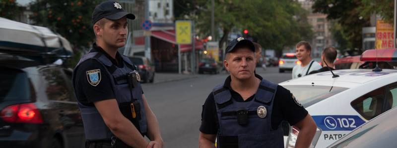 Маленькая война в центре города: неизвестные в камуфляже хотят захватить историческое здание